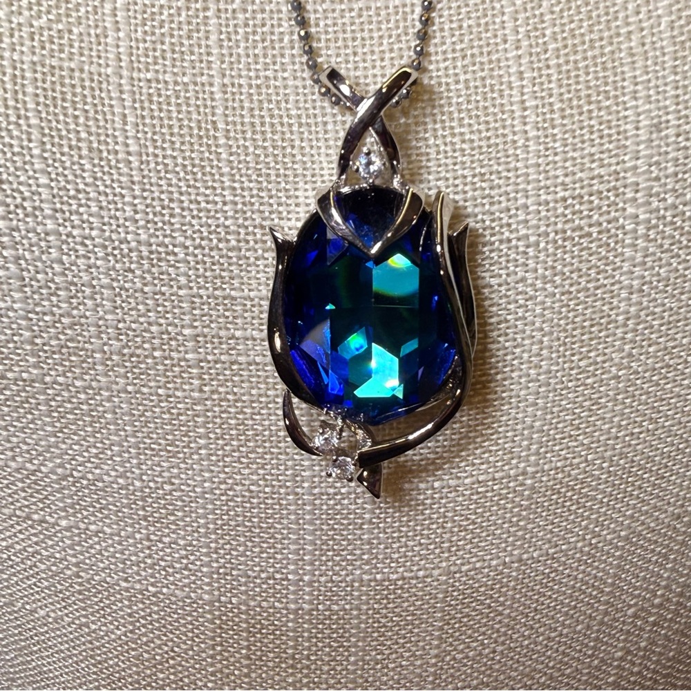 Large Blue Crystal stone silver tone pendant necklace.